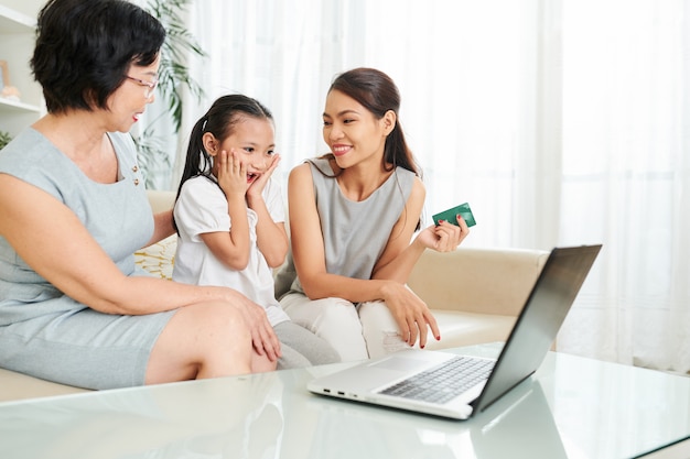 Familia haciendo compras online