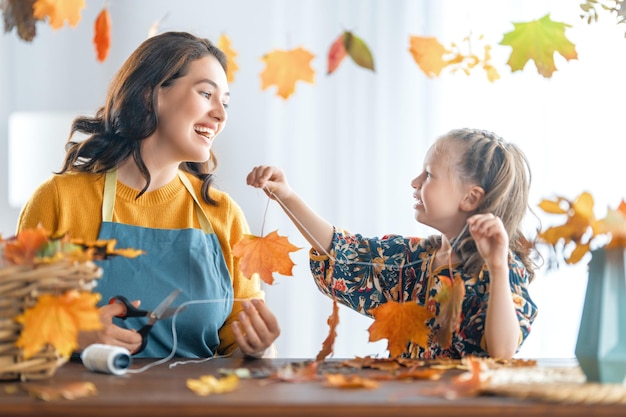 Familia haciendo decoración de otoño