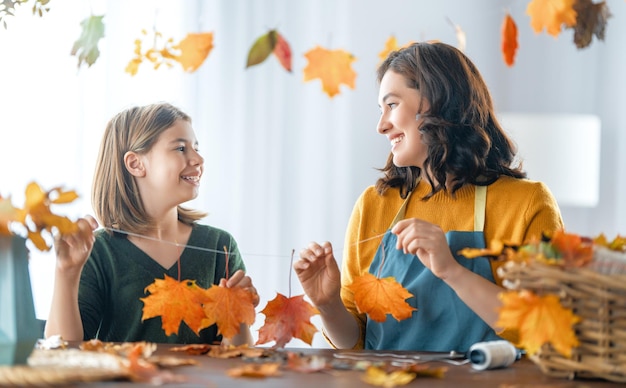 Familia haciendo decoración de otoño