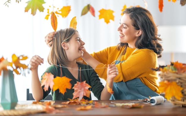 Familia haciendo decoración de otoño