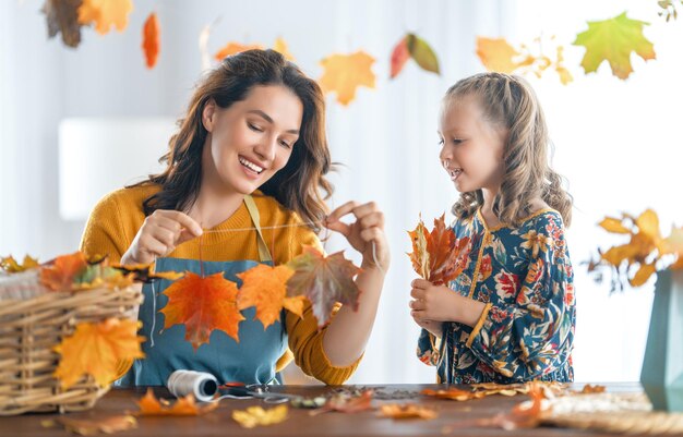 Familia haciendo decoración de otoño