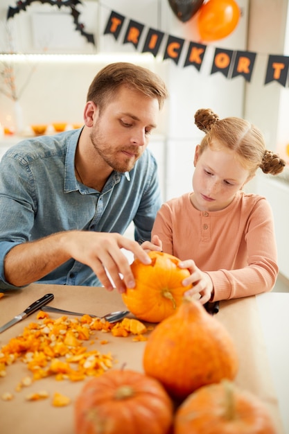 Familia haciendo Jack O'Lantern