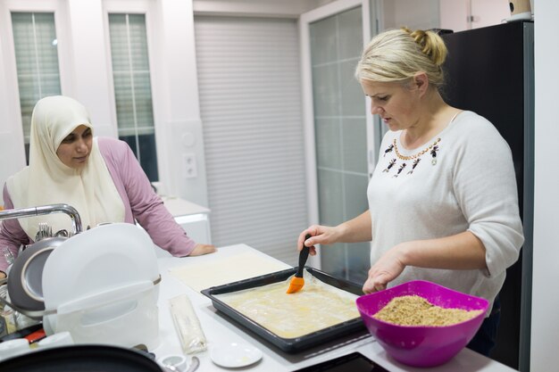 Familia haciendo pastel dulce tradicional en casa