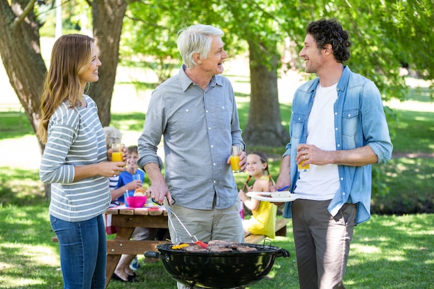 Familia haciendo un picnic con barbacoa