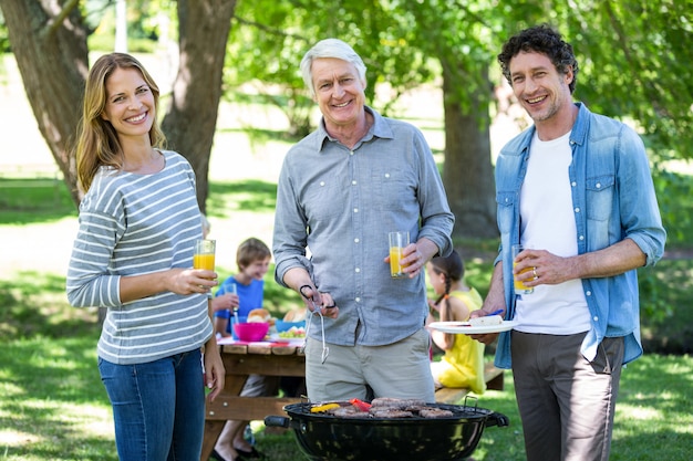 Familia haciendo un picnic con barbacoa