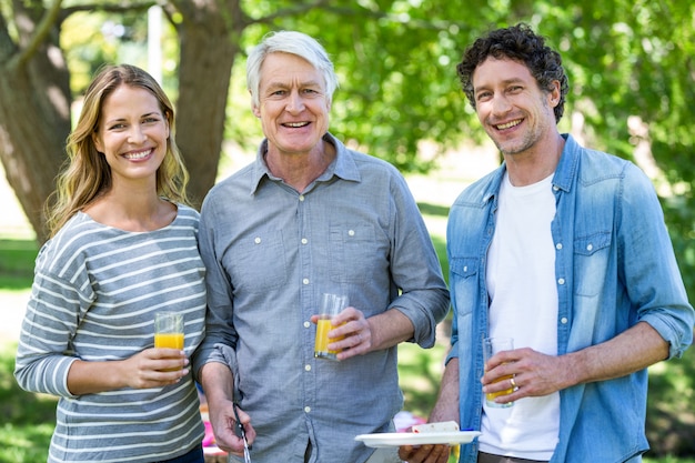 Familia haciendo un picnic con barbacoa