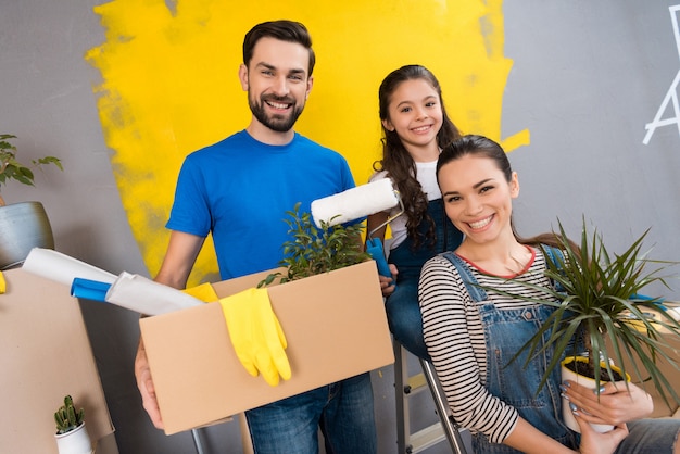 Familia haciendo reparaciones en la casa a la venta. Venta de casa.