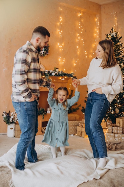 Familia con hija pequeña juntos en Navidad