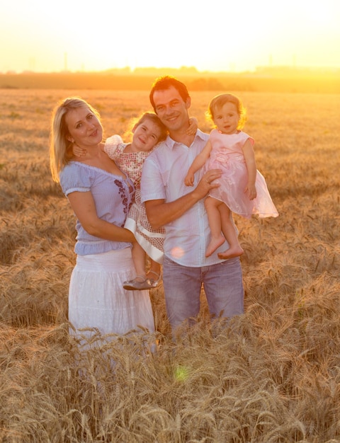 Familia con hijas al aire libre