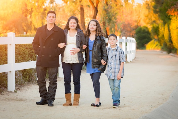 Família hispânica grávida caminhando pelo caminho
