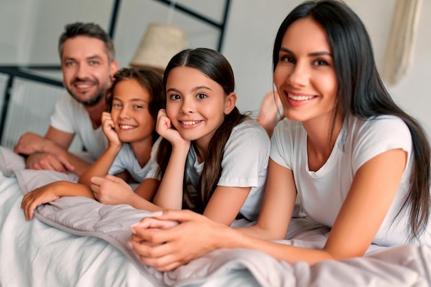 familia en el hogar