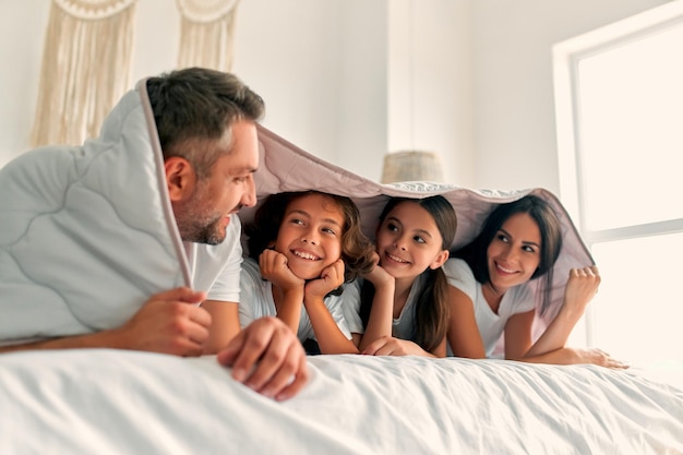 familia en el hogar