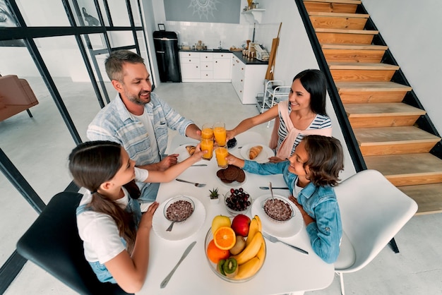 familia en el hogar