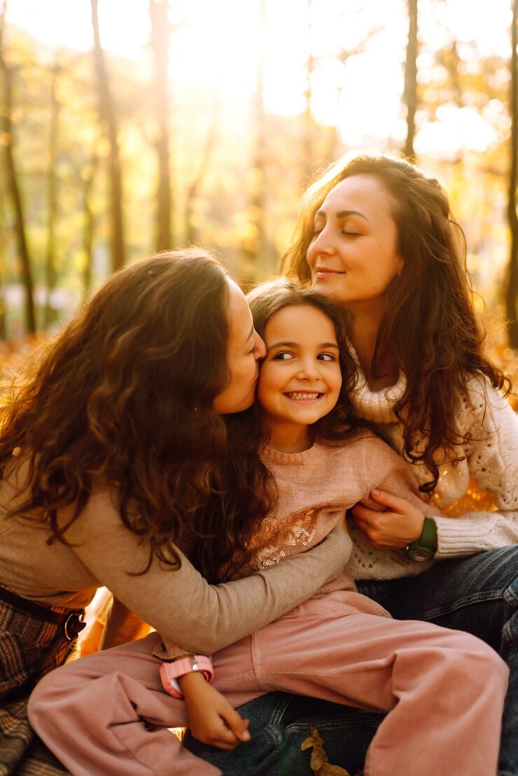 Foto la familia homosexual jugando con su hija en el bosque de otoño la aventura es más divertida