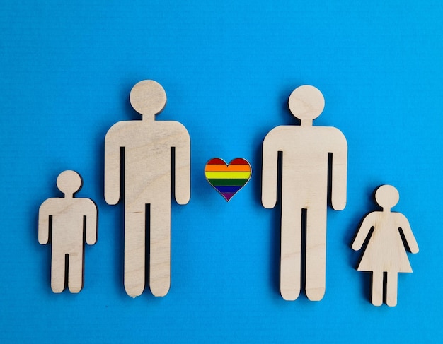 Família homossexual de homens com filhos e sinal LGBT