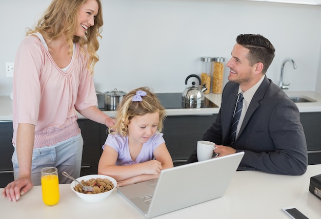 Familia durante la hora del desayuno