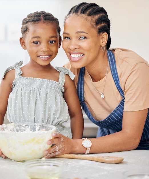 Familia horneando y retrato de una madre y su hijo en el mostrador de la cocina por ayuda y amor Rostro de mujer negra y niño feliz en una casa para aprender a cocinar postres y panqueques para el desarrollo