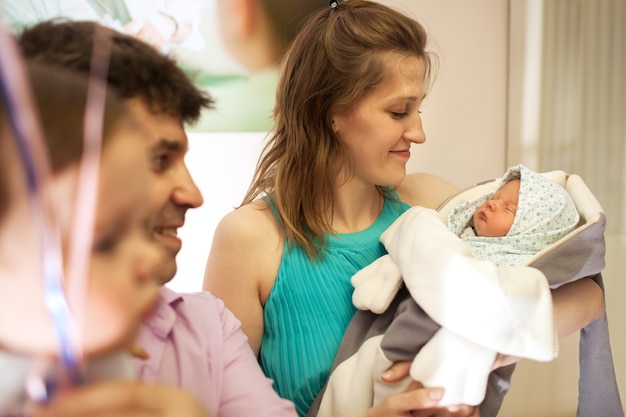 Familia en el hospital de maternidad con bebé