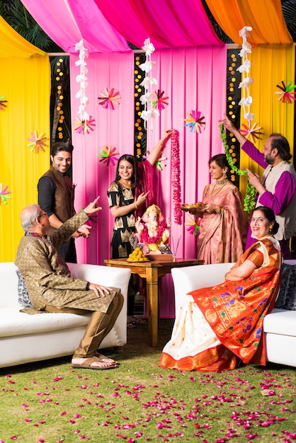 Familia india celebrando Ganesh Chaturthi haciendo Ganpati Puja o poojan