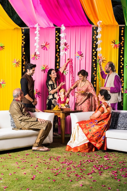 Familia india celebrando Ganesh Chaturthi haciendo Ganpati Puja o poojan