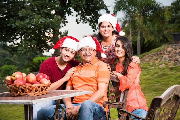 Familia india celebrando la Navidad y posando para una foto de grupo