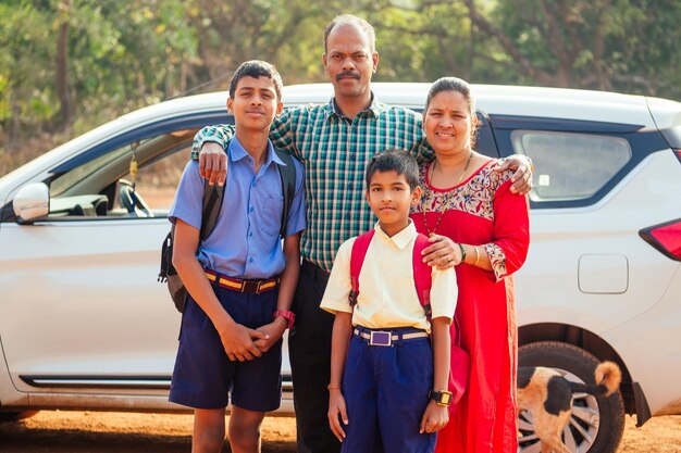 Familia india comprando un auto nuevo y lista para irse de vacaciones a la playa