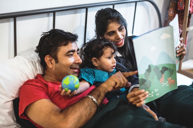 Foto una familia india feliz