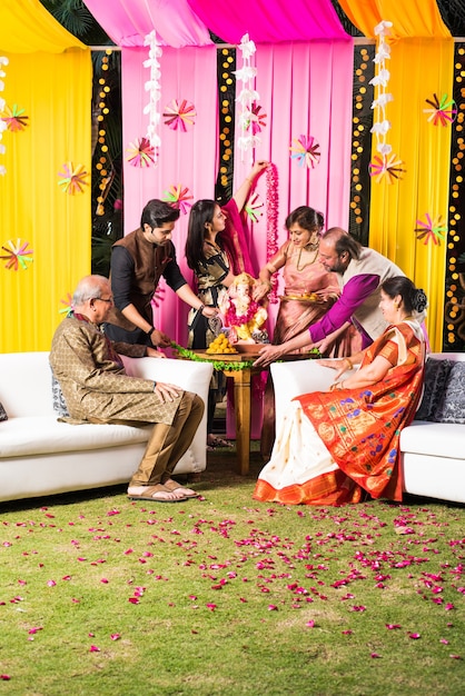 Família indiana celebrando ganesh chaturthi fazendo ganpati puja ou poojan