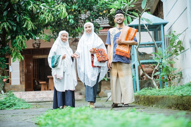 Família indo à mesquita para fazer a oração idul fitri ou eid mubarak