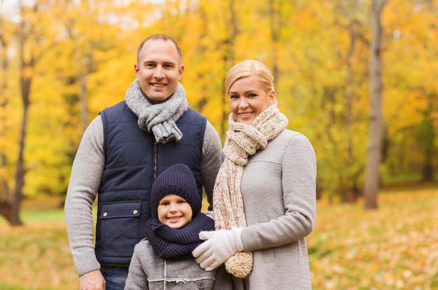 Família, infância, estação e conceito dos povos - família feliz no parque do outono