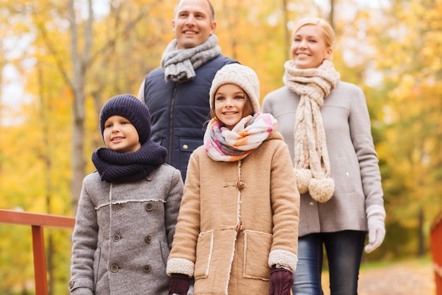 Família, infância, estação e conceito dos povos - família feliz no parque do outono