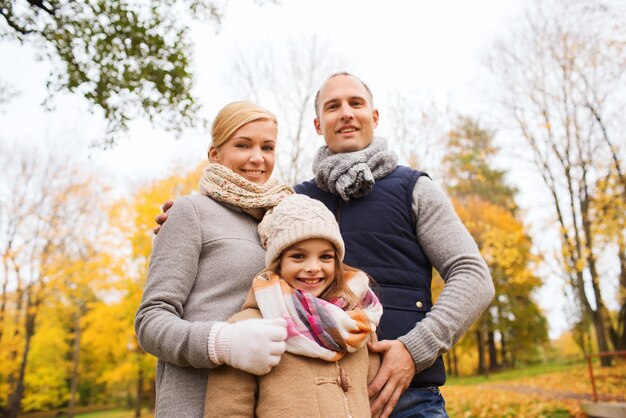 Família, infância, estação e conceito dos povos - família feliz no parque do outono