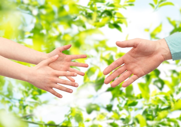 família, infância, paternidade, ajuda e conceito de pessoas - pai e filho entregam fundo verde natural