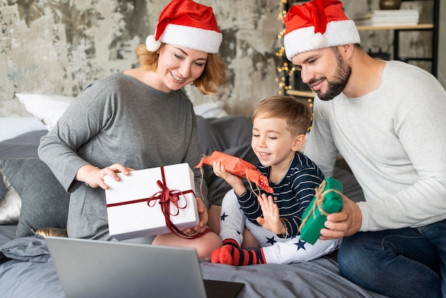 Foto familia intercambiando regalos en navidad