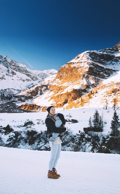 Familia en invierno paisaje nevado con montaña en el fondo Caminata de montaña de invierno en Austria