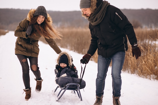 Familia en invierno con trineo hijo