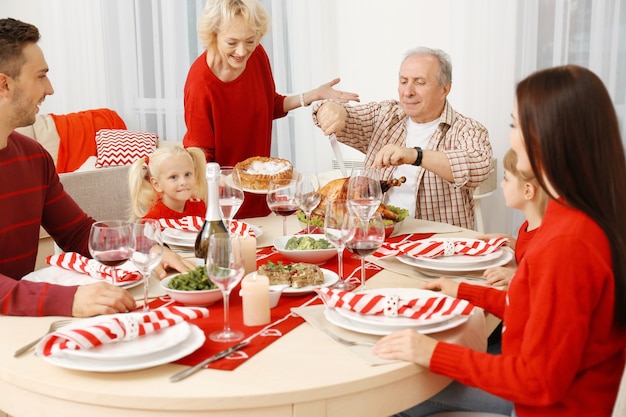 Família jantando de ação de graças na sala de estar