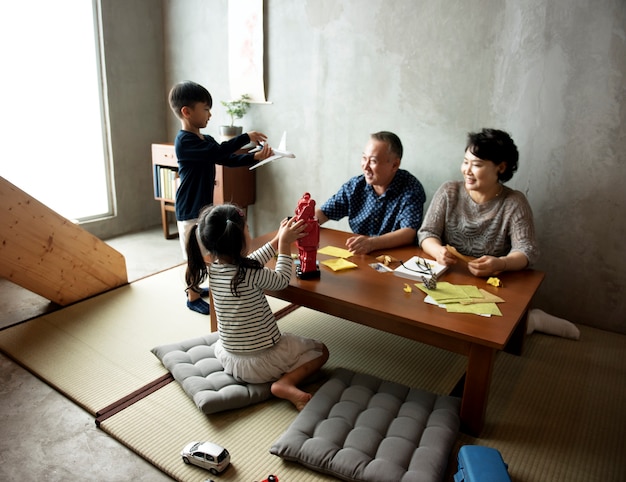 Familia japonesa cenando juntos con felicidad