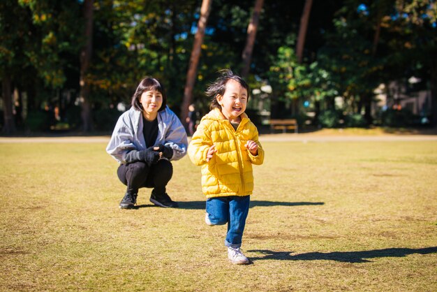 Família japonesa em um parque