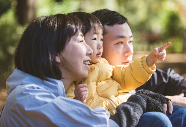 Família japonesa em um parque