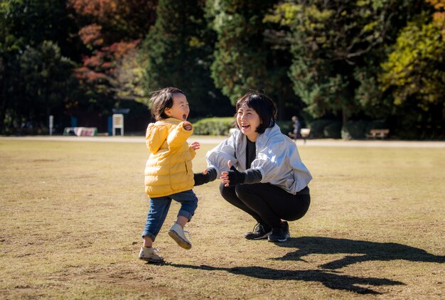 Família japonesa em um parque