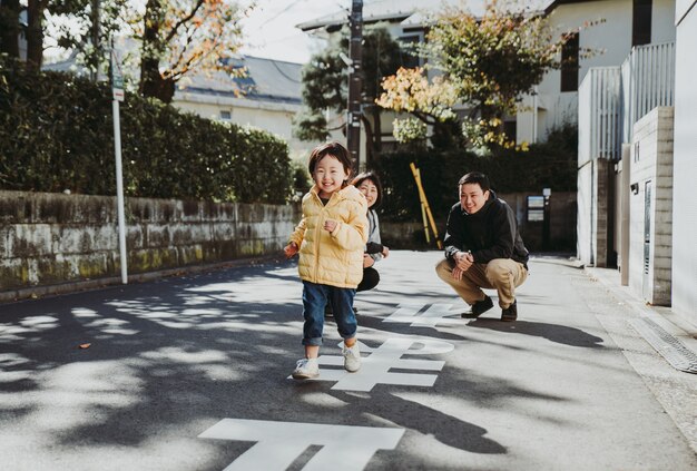 Família japonesa feliz, passar o tempo ao ar livre