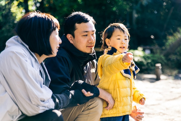 Familia japonesa en un parque