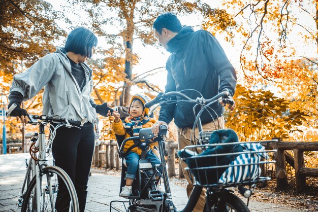 Familia japonesa en un parque