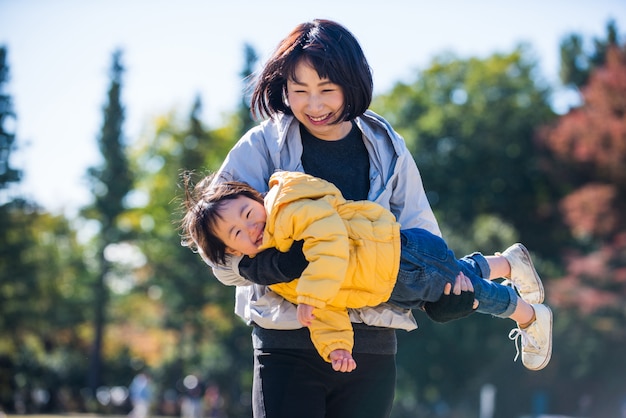 Familia japonesa en un parque