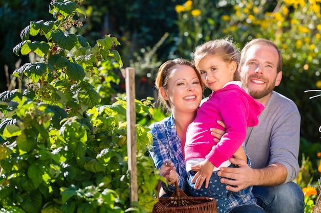 Familia en jardin