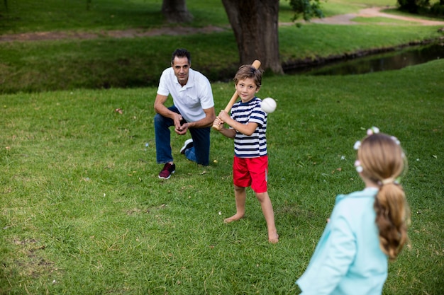 Família jogando beisebol no parque