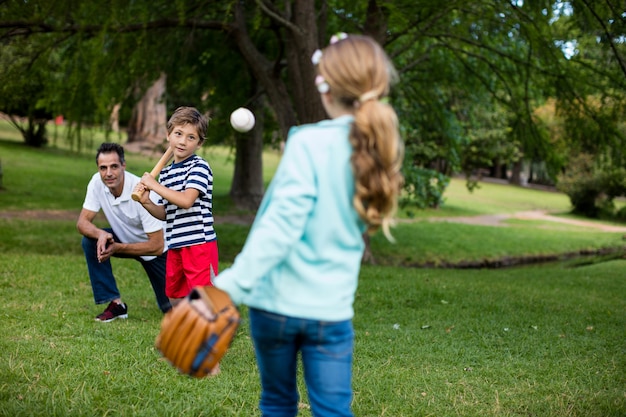 Família jogando beisebol no parque