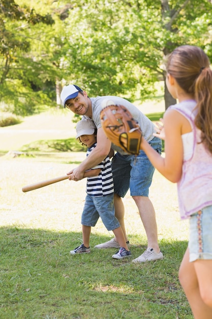 Família jogando beisebol no parque