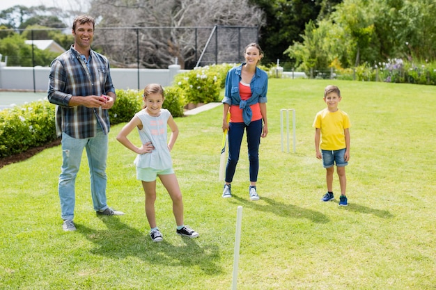 Família jogando críquete no parque
